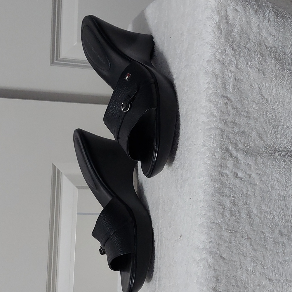 Tommy Hilfiger blk cute slip on healed sandals, size 10.